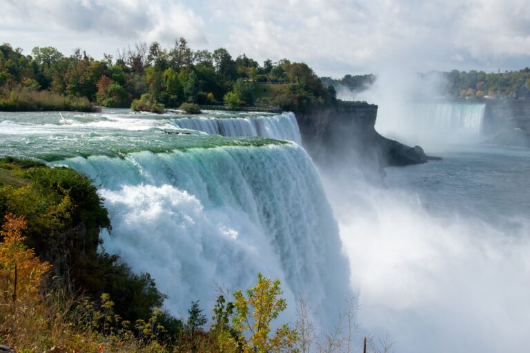 Best places to visit in Canada including Banff, Niagara Falls and Toronto attractions