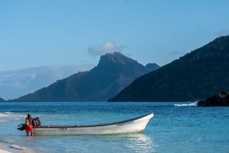 Best tourist attractions in Fiji featuring tropical islands, coral reefs and luxury resorts