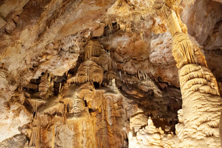 Best tourist places in Lebanon including Beirut, Jeita Grotto and historic Lebanese attractions