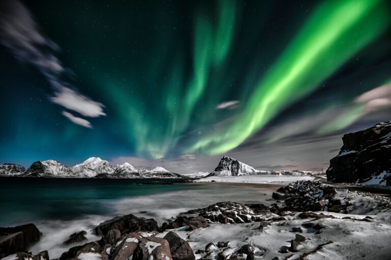 Top tourist attractions in Norway showcasing fjords, Northern Lights and scenic landscapes
